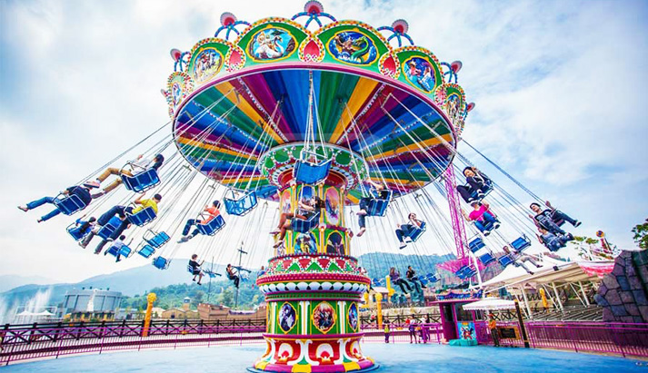 Amusement park chair swing ride